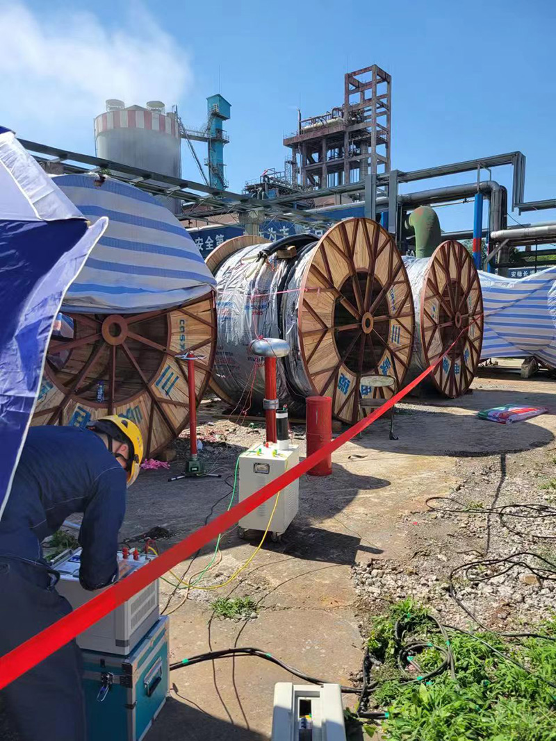 弘旭公司順利開展硝區(qū)35KV新入庫電纜耐壓試驗(圖2) 弘旭公司順利開展硝區(qū)35KV新入庫電纜耐壓試驗(圖2)
