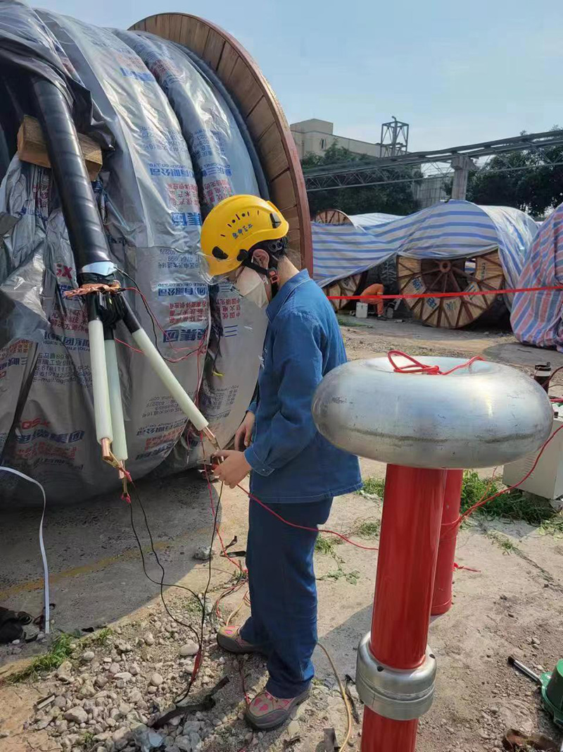 弘旭公司順利開展硝區(qū)35KV新入庫電纜耐壓試驗(圖1) 弘旭公司順利開展硝區(qū)35KV新入庫電纜耐壓試驗(圖1)