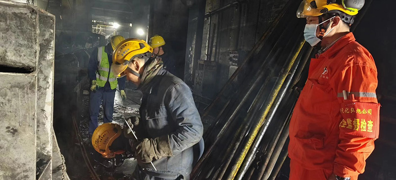 堅(jiān)守崗位過清明 奮斗實(shí)干敬英烈(圖1) 堅(jiān)守崗位過清明 奮斗實(shí)干敬英烈(圖1)