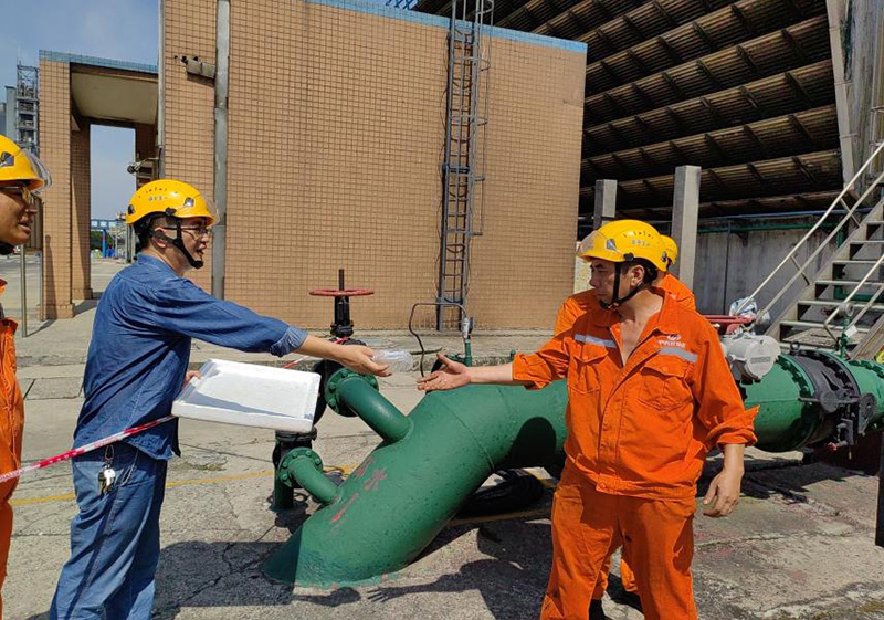 高溫慰問送清涼 情系一線暖人心——弘旭公司黨委開展現(xiàn)場送清涼活動(dòng)(圖2) 高溫慰問送清涼 情系一線暖人心——弘旭公司黨委開展現(xiàn)場送清涼活動(dòng)(圖2)