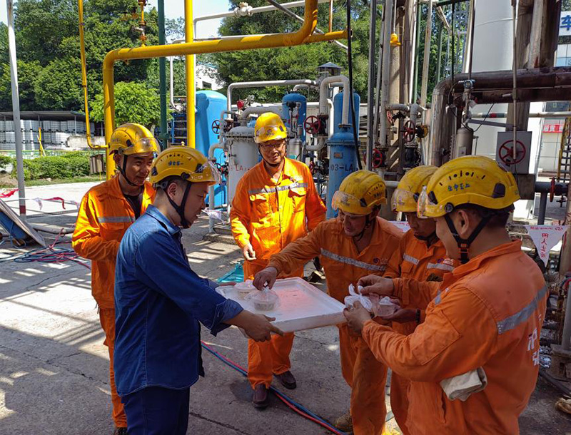 高溫慰問送清涼 情系一線暖人心——弘旭公司黨委開展現(xiàn)場送清涼活動(dòng)(圖1) 高溫慰問送清涼 情系一線暖人心——弘旭公司黨委開展現(xiàn)場送清涼活動(dòng)(圖1)