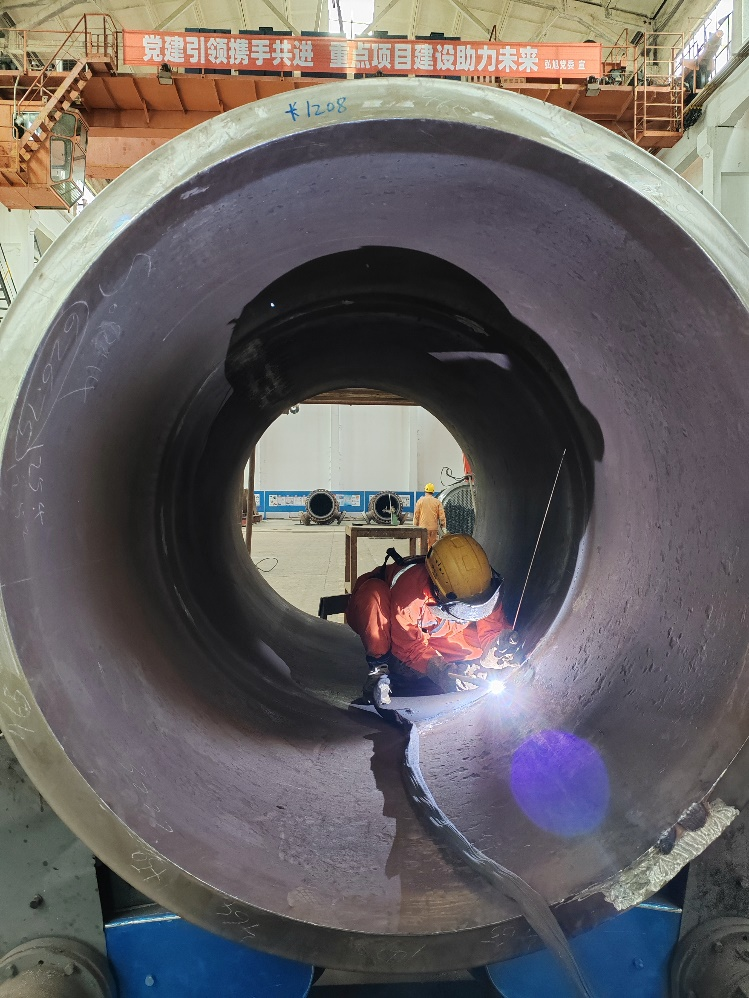 瀘天化弘旭公司制造的國(guó)內(nèi)第二臺(tái)全國(guó)產(chǎn)特種高壓設(shè)備交付使用(圖4) 瀘天化弘旭公司制造的國(guó)內(nèi)第二臺(tái)全國(guó)產(chǎn)特種高壓設(shè)備交付使用(圖4)