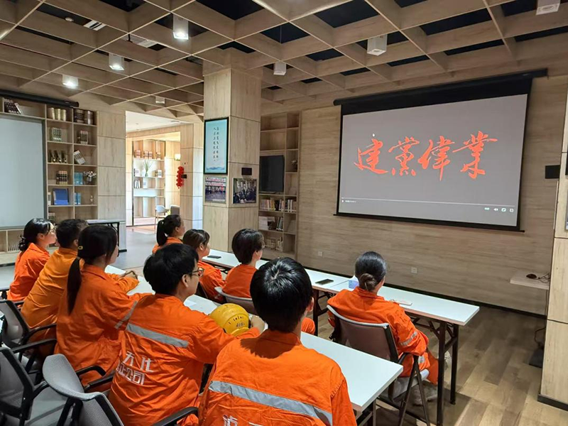 弘旭團(tuán)總支開展“光影淬初心 熒幕鑄黨魂”觀看紅色影片活動(dòng)(圖1) 弘旭團(tuán)總支開展“光影淬初心 熒幕鑄黨魂”觀看紅色影片活動(dòng)(圖1)