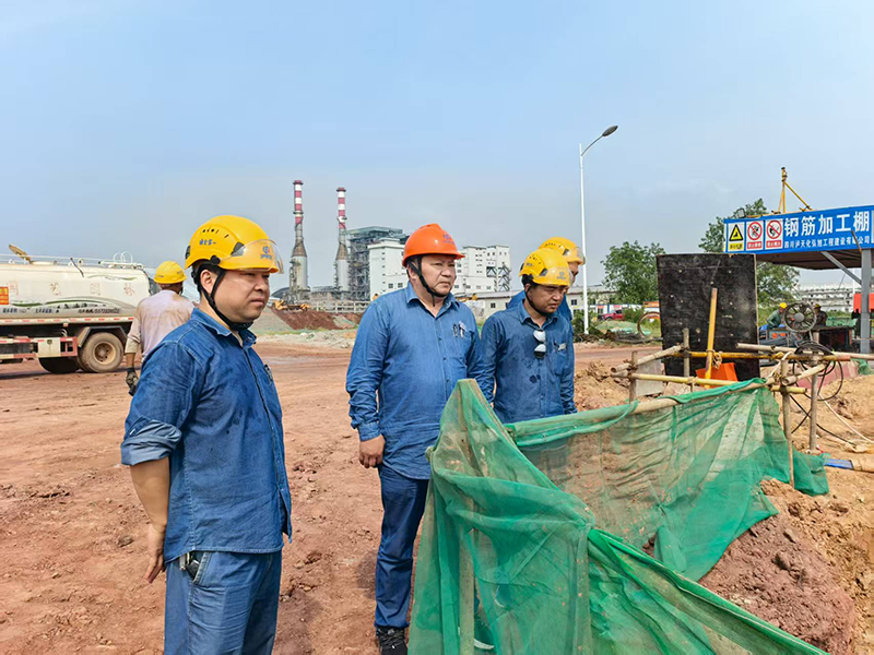 陳懋金到弘旭公司舊箱涵項(xiàng)目部指導(dǎo)工作(圖1) 陳懋金到弘旭公司舊箱涵項(xiàng)目部指導(dǎo)工作(圖1)