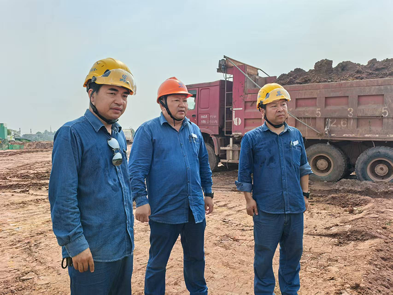 陳懋金到弘旭公司舊箱涵項(xiàng)目部指導(dǎo)工作(圖2) 陳懋金到弘旭公司舊箱涵項(xiàng)目部指導(dǎo)工作(圖2)