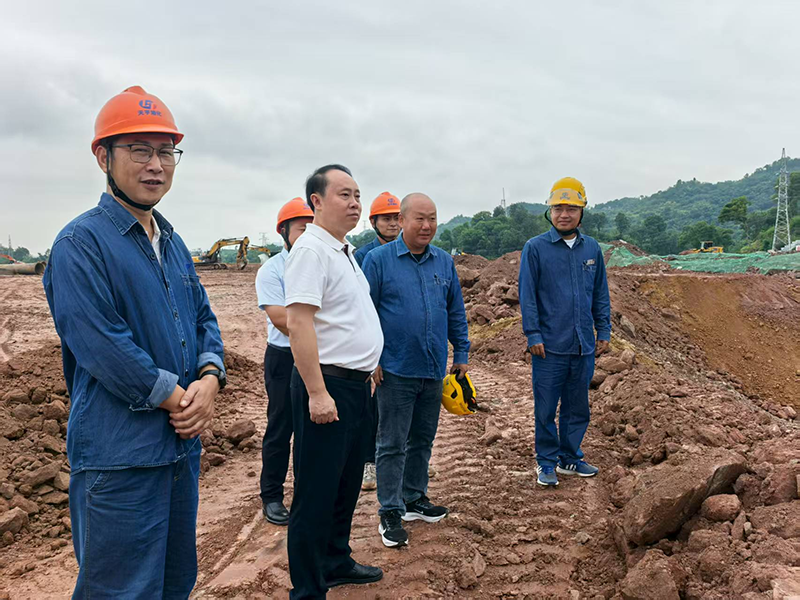 廖廷君到弘旭公司箱涵項(xiàng)目部現(xiàn)場調(diào)研指導(dǎo)工作(圖1) 廖廷君到弘旭公司箱涵項(xiàng)目部現(xiàn)場調(diào)研指導(dǎo)工作(圖1)
