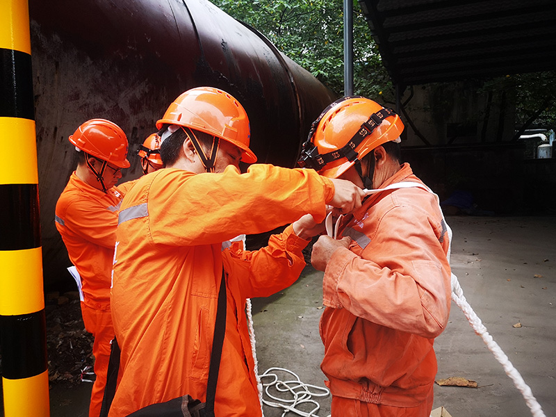 弘旭公司進(jìn)行受限空間現(xiàn)場(chǎng)應(yīng)急處置演練(圖1) 弘旭公司進(jìn)行受限空間現(xiàn)場(chǎng)應(yīng)急處置演練(圖1)