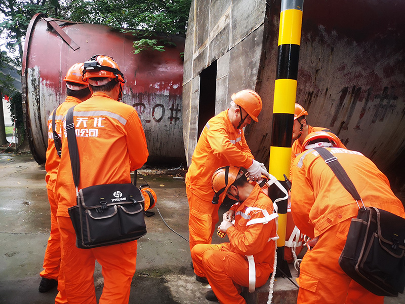 弘旭公司進(jìn)行受限空間現(xiàn)場(chǎng)應(yīng)急處置演練(圖2) 弘旭公司進(jìn)行受限空間現(xiàn)場(chǎng)應(yīng)急處置演練(圖2)