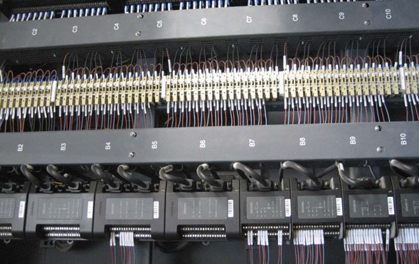 接線中的DCS機(jī)柜(圖1) 接線中的DCS機(jī)柜(圖1)