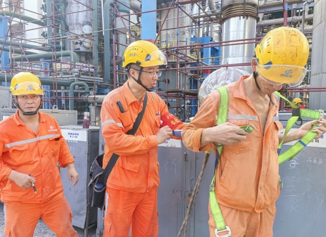 弘旭公司開展瀘天化硝區(qū)大修現(xiàn)場安全帽、安全帶、安全網(wǎng) 使用情況檢查