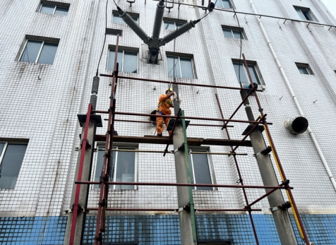 弘旭公司完成110KV納化線(xiàn)避雷器清潔檢查