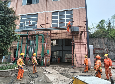 硝區(qū)大修進(jìn)行時(shí)，弘旭隊(duì)伍亮旗幟