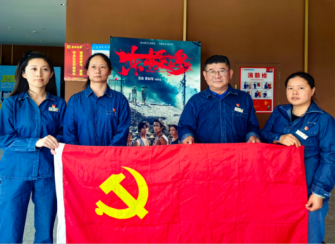 觀看《東極島》厚植愛國情懷