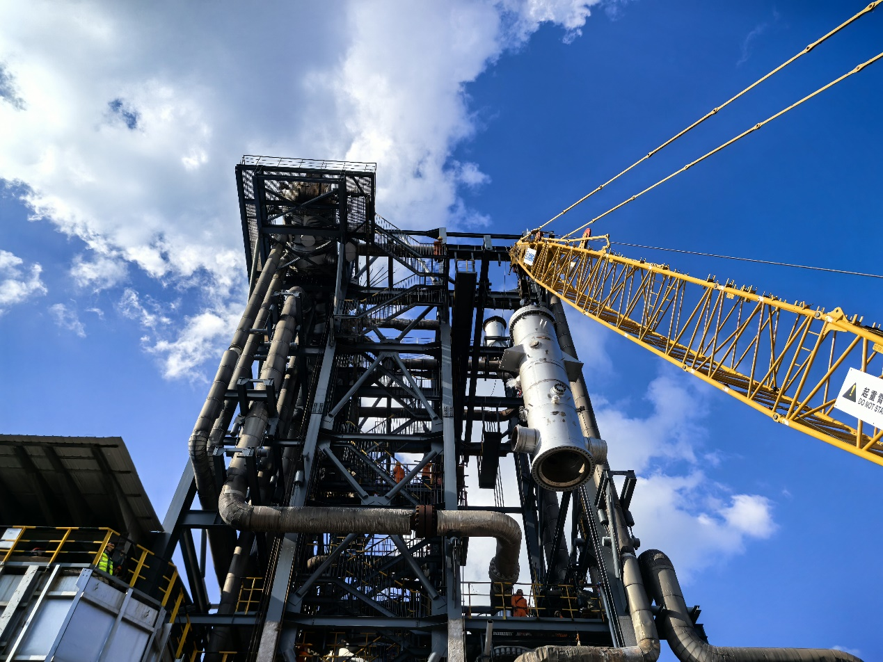 瀘天化綠源醇 第二廢熱鍋爐成功吊裝就位(圖1) 瀘天化綠源醇 第二廢熱鍋爐成功吊裝就位(圖1)