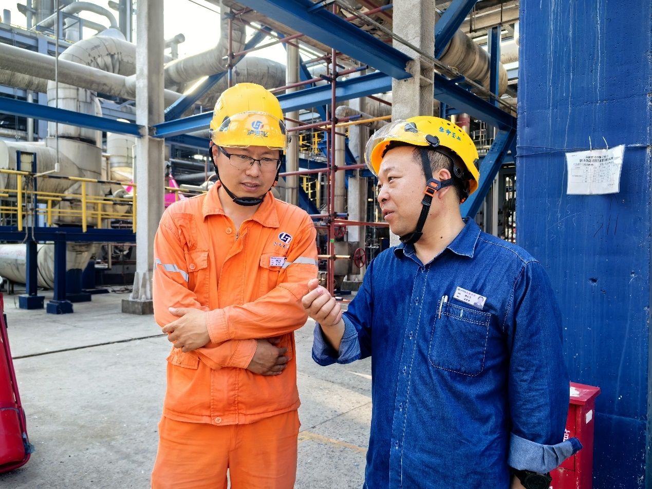 瀘天化綠源醇 第二廢熱鍋爐成功吊裝就位(圖3) 瀘天化綠源醇 第二廢熱鍋爐成功吊裝就位(圖3)